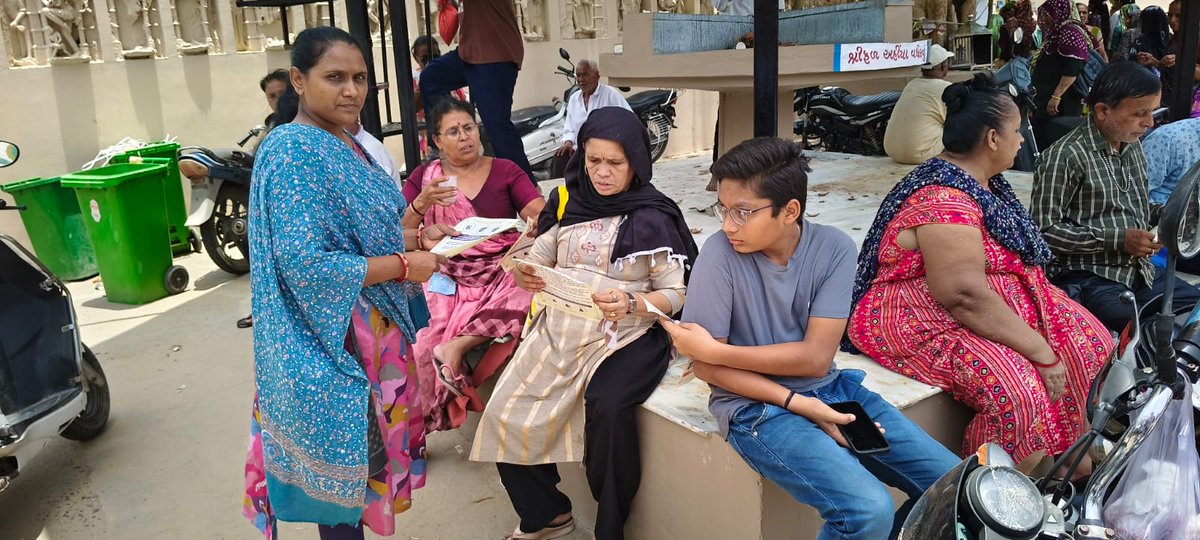 rtomehsana's tweet photo. રોડ સેફ્ટી અંતર્ગત આરટીઓ મહેસાણા ટીમ દ્વારા તારીખ 03/06/2026 ના રોજ ઐઠોર ગણપતિ મંદિર ખાતે આવતા દર્શનાર્થીઓને તેમજ રીક્ષા ડ્રાઇવરોને રોડ સેફટી વિષય માહિતી આપી પેમ્પલેટ વિતરણ કરવામાં આવ્યા. https://t.co/vEoHhFRZKJ