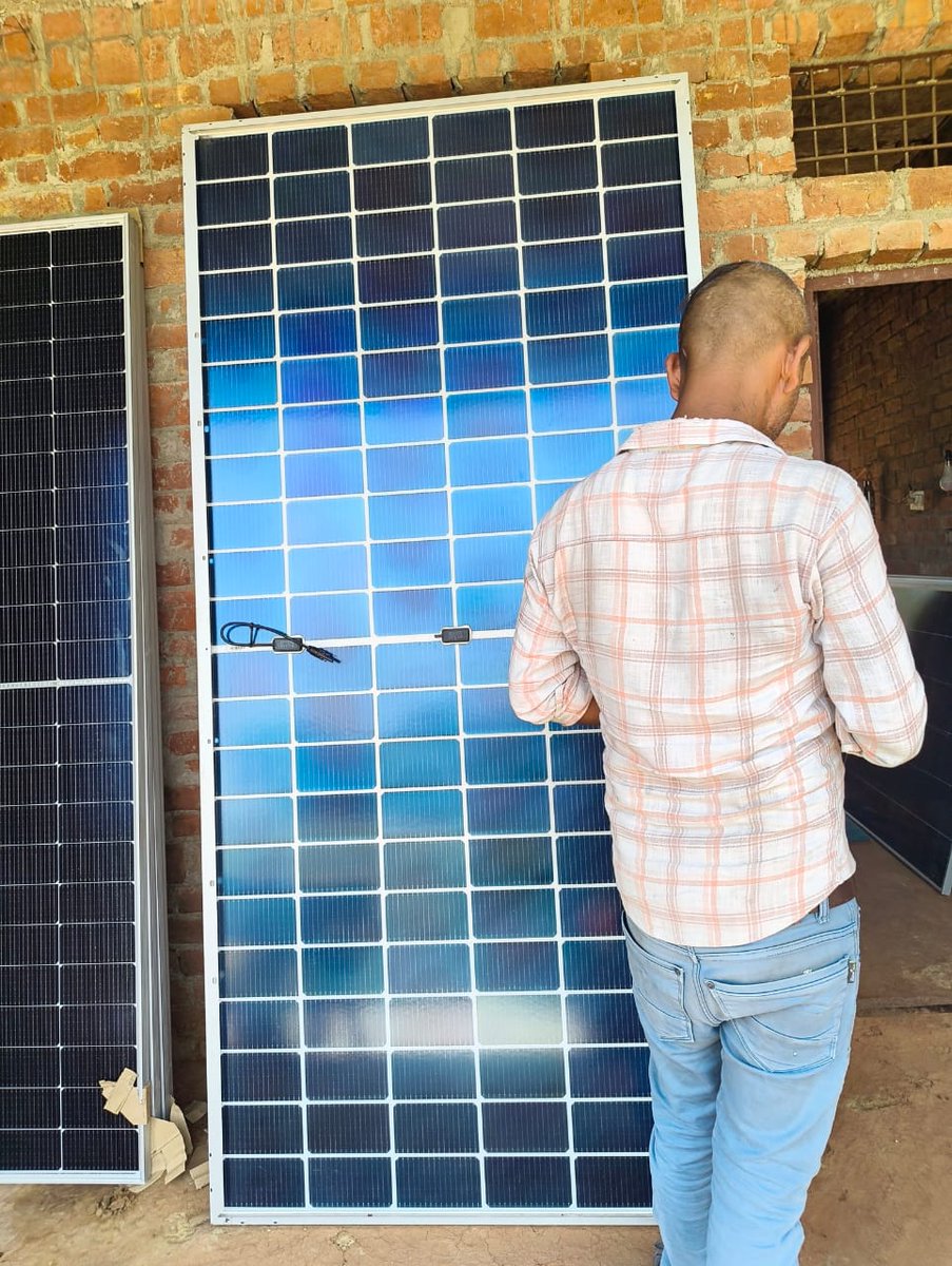 TrishaElite's tweet photo. Frequent power cuts in the village have become frustrating, so today I went to check out a 640W SF Green Energy solar panel.

The price is just ₹7,500 per panel. My plan is to install 4 panels (total 2,560W).

Estimated cost:
• 4 solar panels: ₹30,000
• 3kW inverter: ₹18,000
• Total: Around ₹48,000

Once installed, it should provide relief from both power cuts and rising electricity bills.

But there's another option. Under the PM Surya Ghar Yojana, a 3kW solar system gets a subsidy of up to ₹78,000, along with branded components and a 25-year warranty.

Now I'm confused:

Should I go with the low-cost local setup and save money upfront, or choose the government-backed scheme for better reliability and long-term peace of mind?

What would you do in this situation?