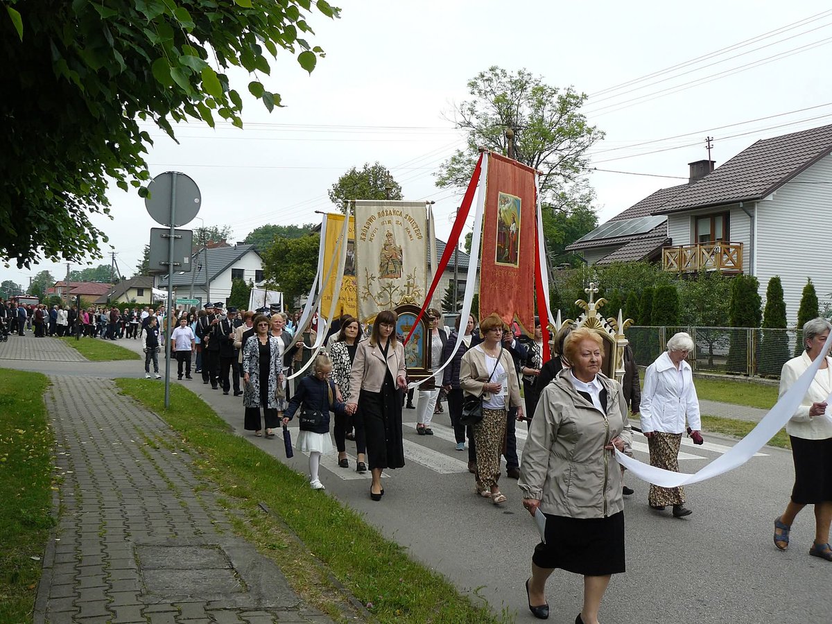 DiecSiedlce's tweet photo. #BożeCiało #procesja - parafia Rossosz https://t.co/lurPYQk2YW