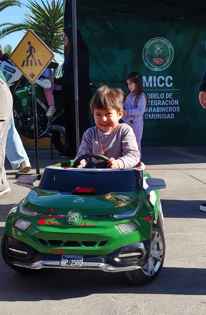 CarabPrefecSur's tweet photo. #ElBosque:@CarabMicc de la 39° Comisaría, reciben visita del Jardín Infantil Los Raulies, a cargo de su directora Denise Ibañez,  realizando charla vial y mostrando nuestra unidad y carros policiales a los niños entregando un grato momento alegria y celebración .
@Carabdechile https://t.co/eRXflyrU6G