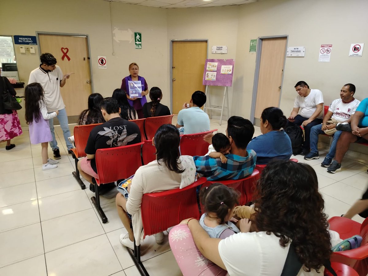 Salud_Guayas's tweet photo. #ElNuevoEcuador | Técnicos de Atención Primaria de la @Salud_Ec socializan en unidades educativas y usuarios de los Centros de Salud sobre prevención contra el dengue, con el objetivo de evitar casos febriles dentro de sus hogares, por causa de la picadura del mosquito 🦟 . https://t.co/PO0srodRU7