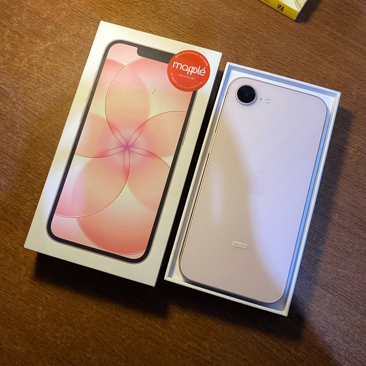 yourlittlehaul's tweet photo. setelah mikir lama akhirnya memutuskan beli iphone 17e😋👍🏻

gilasi harganya beda jauh sama iphone 17 basic. warnanya cantik✨ https://t.co/PXLhGwRSgr
