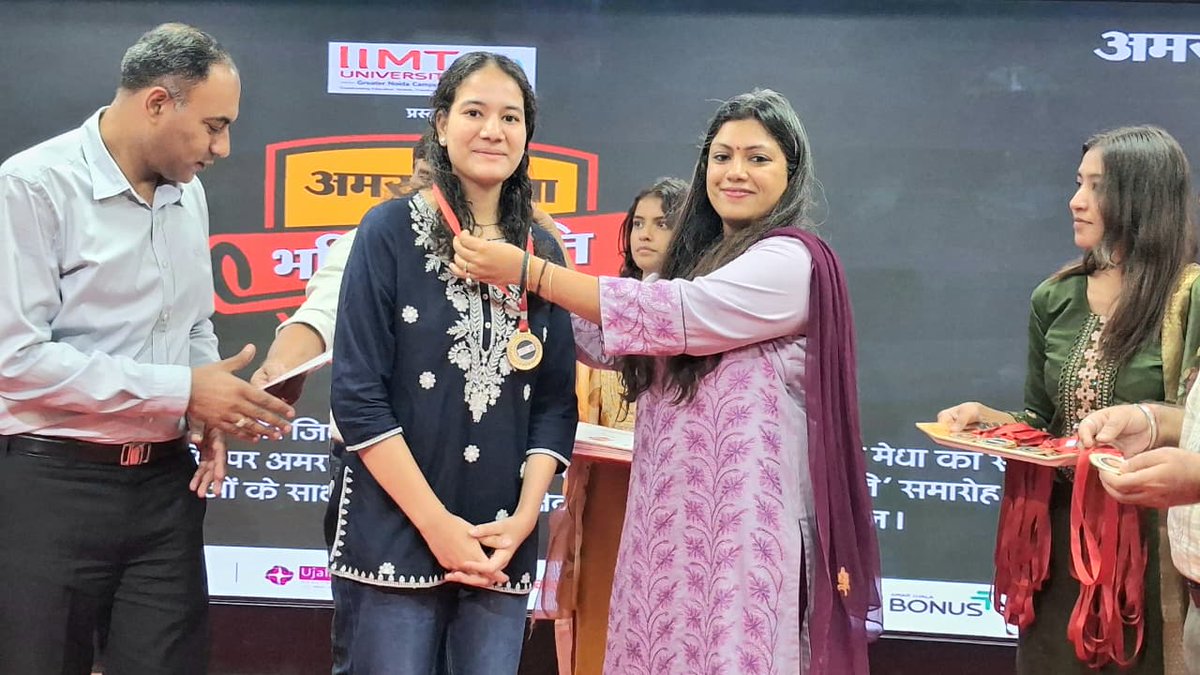 MedhaRoopam's tweet photo. अमर उ��ाला समूह एवं IIMT यूनिवर्सिटी द्वारा आयोजित"भविष्य ज्योति-2026"कार्यक्रम में मुख्य अतिथि के रूप में उपस्थित होकर कक्षा 10,12 एवं अमरउजाला ओलंपियाड परीक्षा के मेधावी विद्यार्थियों को मेडल एवं प्रशस्तिपत्र देकर सम्मानित किया।विद्यार्थियों को उज्ज्वल भविष्य हेतु शुभकामनाएं दी। https://t.co/KROdIrr0OG