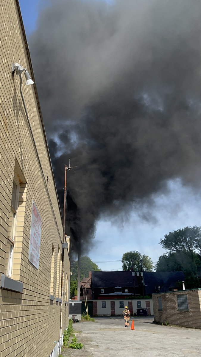 tapd1404's tweet photo. Thank you to our officers, as well as our fellow fire and police department colleagues here in Buffalo for their crucial work and quick thinking during this situation. 🙏 https://t.co/M751MbHegm