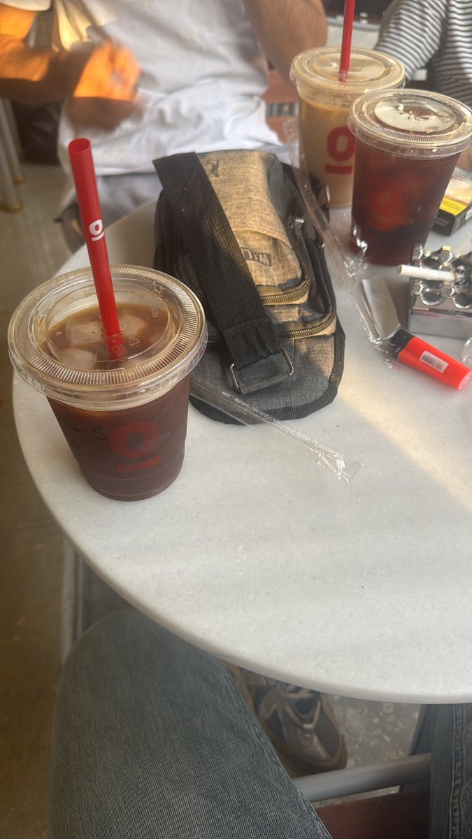 eaborcali's tweet photo. Başka içecek bilmediğim için hep ice americano içiyorum https://t.co/rhlJNoEUII