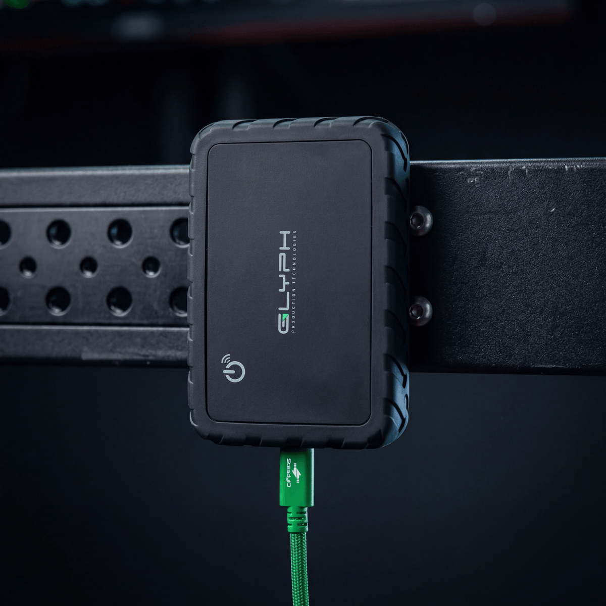 GlyphProTech's tweet photo. The Glyph Atom EX80 SSD &amp; SteadyIO cables are out! Up to 7000MB/s, MagSafe-ready snap, built-in tracking &amp; unthrottled 80Gbps. https://t.co/BYLKmvWfHB https://t.co/r3UZmSx0go