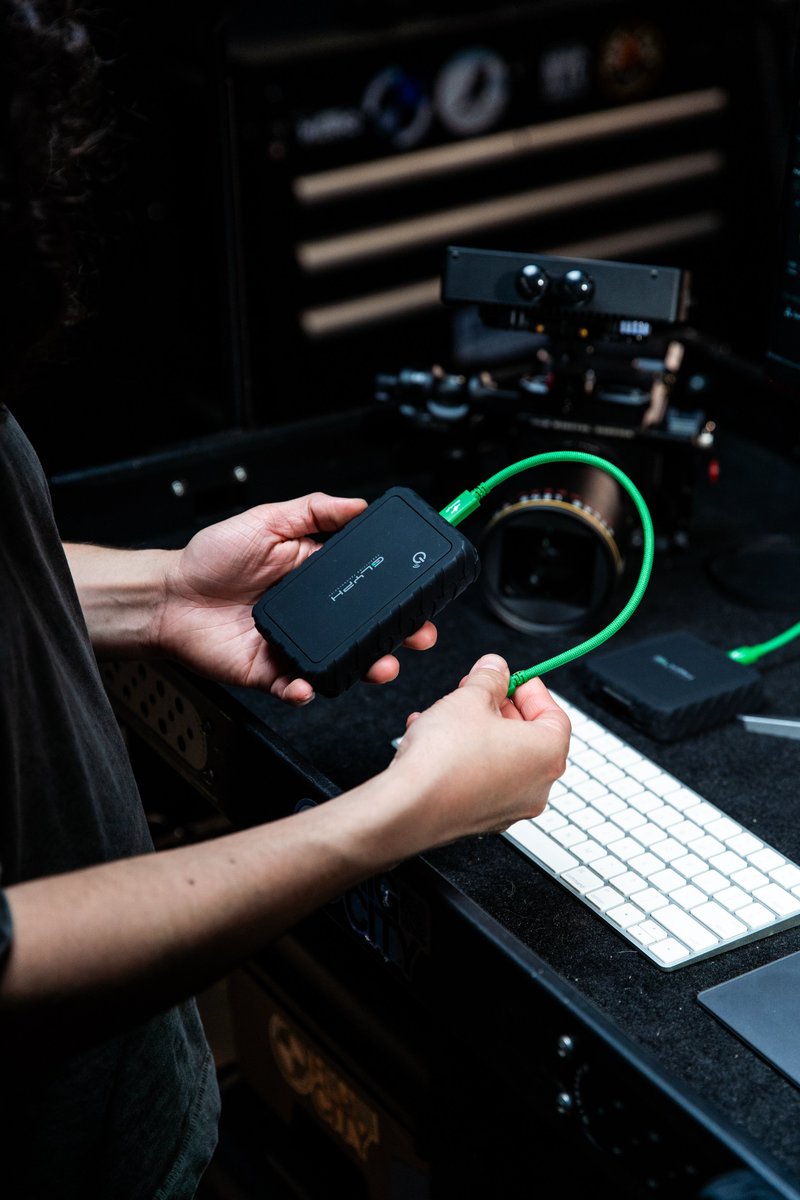 GlyphProTech's tweet photo. The Glyph Atom EX80 SSD &amp; SteadyIO cables are out! Up to 7000MB/s, MagSafe-ready snap, built-in tracking &amp; unthrottled 80Gbps. https://t.co/BYLKmvWfHB https://t.co/r3UZmSx0go