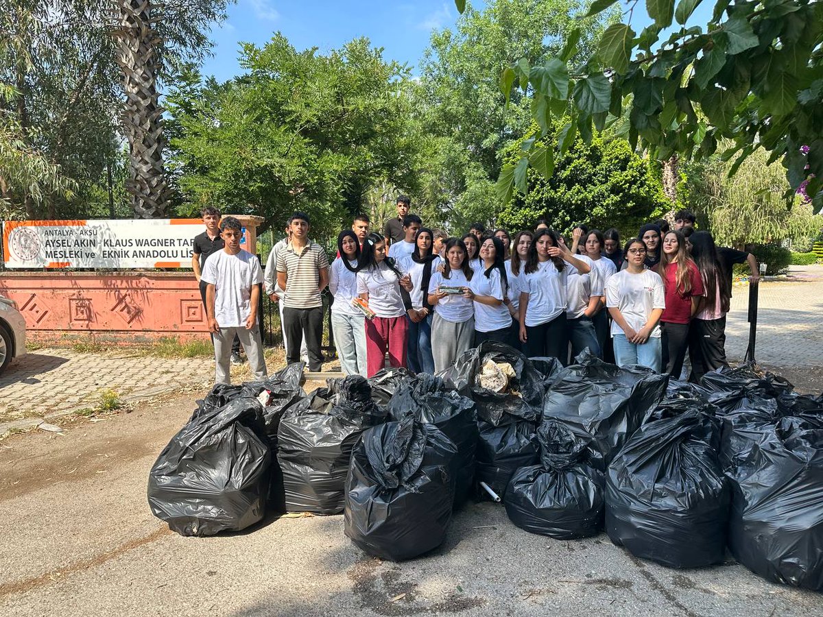 tulay_ates's tweet photo. #AksuTarımLisesi’nden Çevre Seferberliği! 🌿🌍
 Çevresimize güzellik ve temizlik katmak için kollarımızı sıvadık! 💪🎒 
​  Daha yaşanabilir, daha yeşil ve çiçek gibi bir dünya için çevremize duyarlı kalmaya, toprağımızı, doğamızı korumaya devam edeceğiz! 💚🐝🌱 @Mehmetyasineris https://t.co/SPWK6kdfCu
