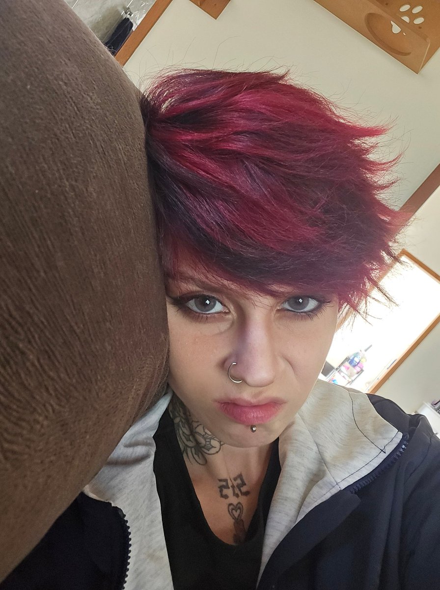 proppnat's tweet photo. Retoquei o vermeio a contra gosto, pq a cor que eu quero vai me deixar careca.
Por isso a cara de rabo https://t.co/ADnK9EGyY6