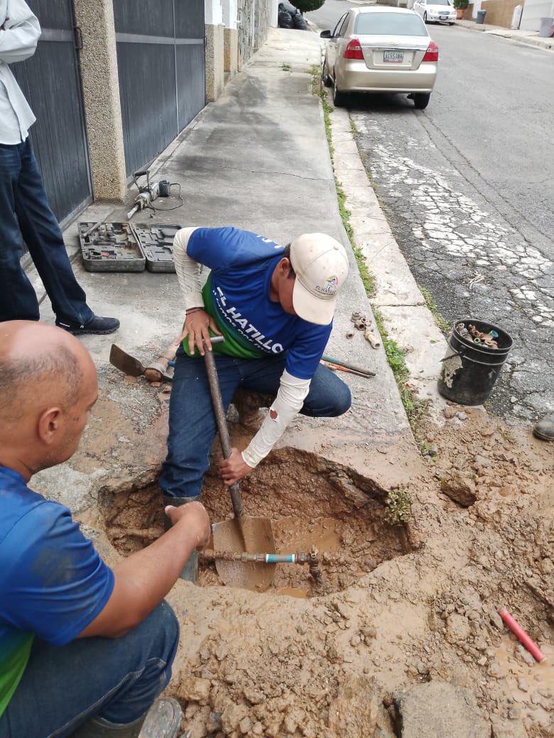 ServiciosEH's tweet photo. 📢 #ServiciosEHInforma #MantenimientoCorrectivo 💦🔧

La cuadrilla de aguas ejecutó un trabajo de reparación de avería en la red de agua en el sector📍Los Naranjos, Avenida Sur 2 (Qta. Corazón de Jesús) https://t.co/HrXnG5s8fh