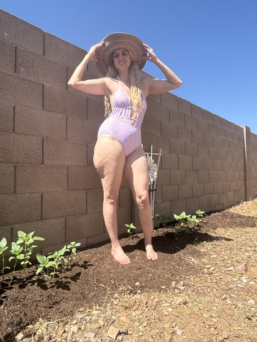 Delilahsweetsa's tweet photo. Out in the hot sun! Good thing I have my hat!👒 🤪 https://t.co/me3uQtslff