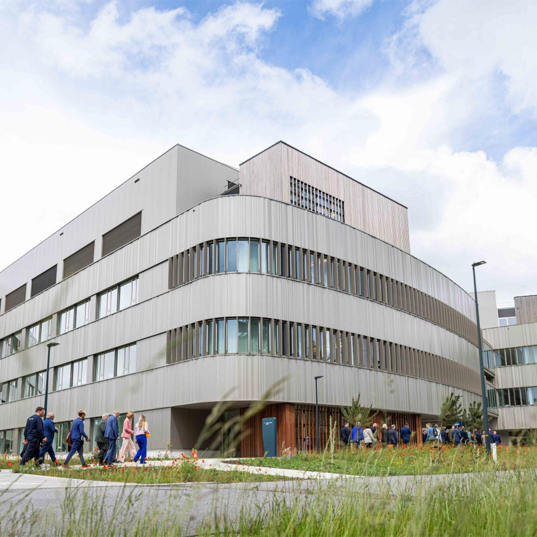 VITObelgium's tweet photo. Today we officially open #EARTH, VITO’s new innovation flagship and home to cutting edge lab infrastructure. 🌍🎉

As we mark 35 years of impact, EARTH strengthens our role in helping industry reduce innovation risk and accelerate #cleantech, #circularity and #electrification. https://t.co/85H898YKjh