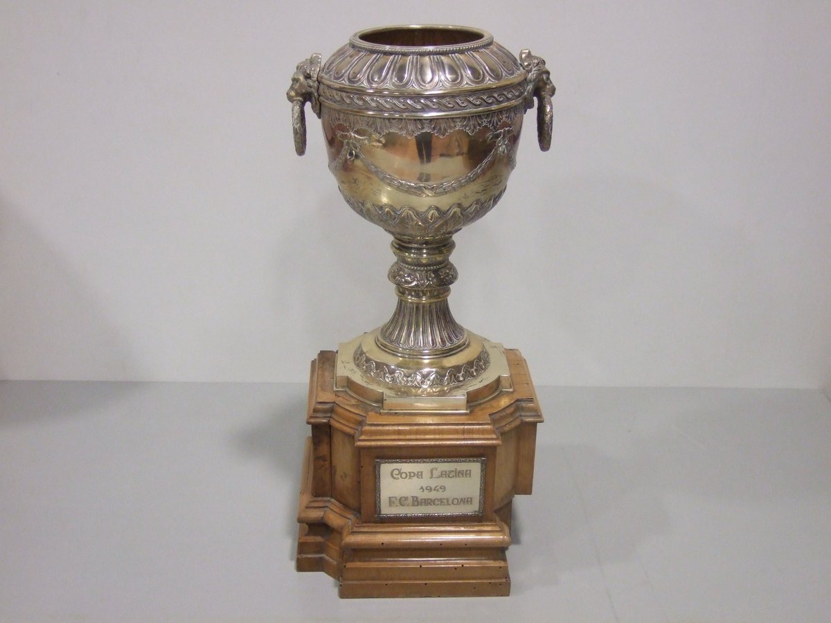 MemoriaFCB's tweet photo. 3/7/1949. El #FCB conquereix la seva primera Copa Llatina en vèncer l'Sporting de Lisboa per 2-1 a Madrid, amb gols de #Seguer i #Basora. https://t.co/fT1xF1cNNL