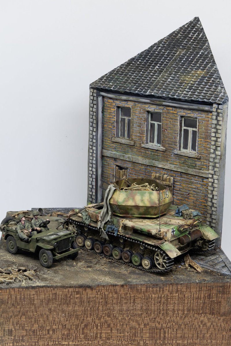 Mirthrendir's tweet photo. #JustForFunScaleModel hello guys I made myuse first street and house diorama last month. And I did my best.  it's a 72 scale diorama. I use flyhawk kits and s-modle kits and 3d printed figures. I try not make it a total ruin, but a abandoned vehicle parking by a house. https://t.co/UkGSHxdFvx