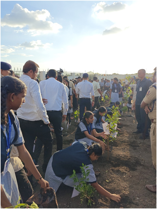 nsitharamanoffc's tweet photo. ಭಾರತ ವನ ಅಭಿಯಾನದಲ್ಲಿ ಸೀತಾಫಲ, ನೇರಳೆ, ಮಾವು, ಹಲಸು, ನೆಲ್ಲಿಕಾಯಿ, ಅರ್ಜುನ, ಬೇವು, ಅರಳಿ, ಆಲ, ಬಿದಿರು, ನುಗ್ಗೆ, ತುಳಸಿ, ಹೊಂಗೆ ಮತ್ತು ಸರ್ವೆಮರ ಸೇರಿದಂತೆ ವೈವಿಧ್ಯಮಯ ಸಸ್ಯ ಪ್ರಭೇದಗಳನ್ನು ರಾಯಚೂರು ಹೊಂದಿರಲಿದೆ.

ಈ ವೃಕ್ಷಾರೋಹಣವು ಮಣ್ಣಿನ ಗುಣಮಟ್ಟ ಸುಧಾರಣೆ, ಉಷ್ಣಾಂಶ ಇಳಿಕೆ, ಜೀವಿವೈವಿಧ್ಯತೆಯ ರಕ್ಷಣೆ ಮತ್ತು ಜಲ ಸಂರಕ್ಷಣೆಗೆ ಸಹಕಾರಿಯಾಗಲಿದೆ.