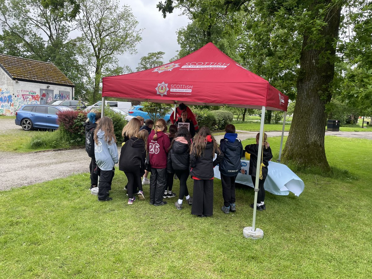 DGfire_safety's tweet photo. Today CSA Robertson and Watch Commander Daykin were at Carlingwark Loch with partners from @RNLI @loch_ken  and @DH9Foundation delivering water safety information to primary 5,6 and 7 pupils from Castle Douglas Primary School #CastleDouglas #watersafety https://t.co/mtEl9Dg2tH