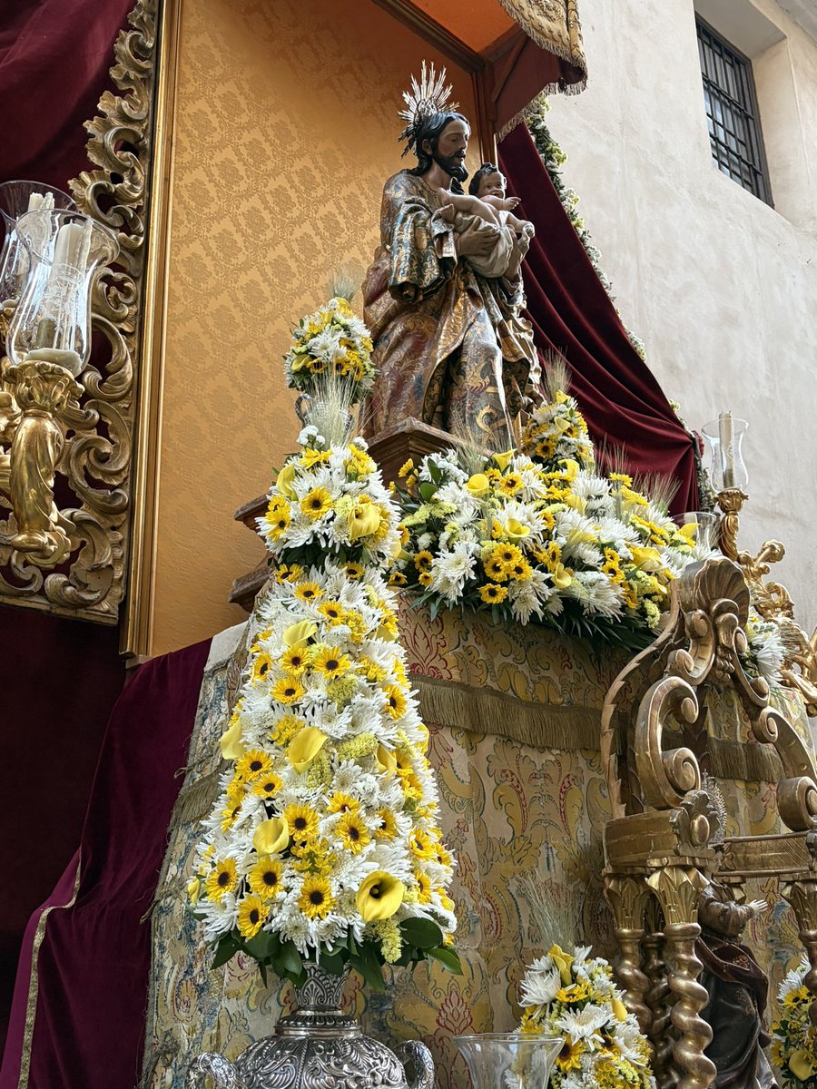 JaviGrado's tweet photo. Exorno basado en un variado de flores en colores blanco y amarillo para el altar eucarístico instalado por la @Hdad_Amor en la calle Villegas. https://t.co/JWwbIJhihf