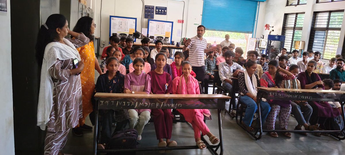 rtomehsana's tweet photo. રોડ સેફ્ટી અંતર્ગત આરટીઓ મહેસાણા ટીમ દ્વારા તારીખ 04/06/2026 ના રોજ વિજાપુર આઈટીઆઈ ખાતેના વિદ્યાર્થીઓને  રોડ સેફટી વિષયે માહિતી આપી પેમ્પલેટ વિતરણ કરવામાં આવ્યા. https://t.co/vhD8tpJPDq