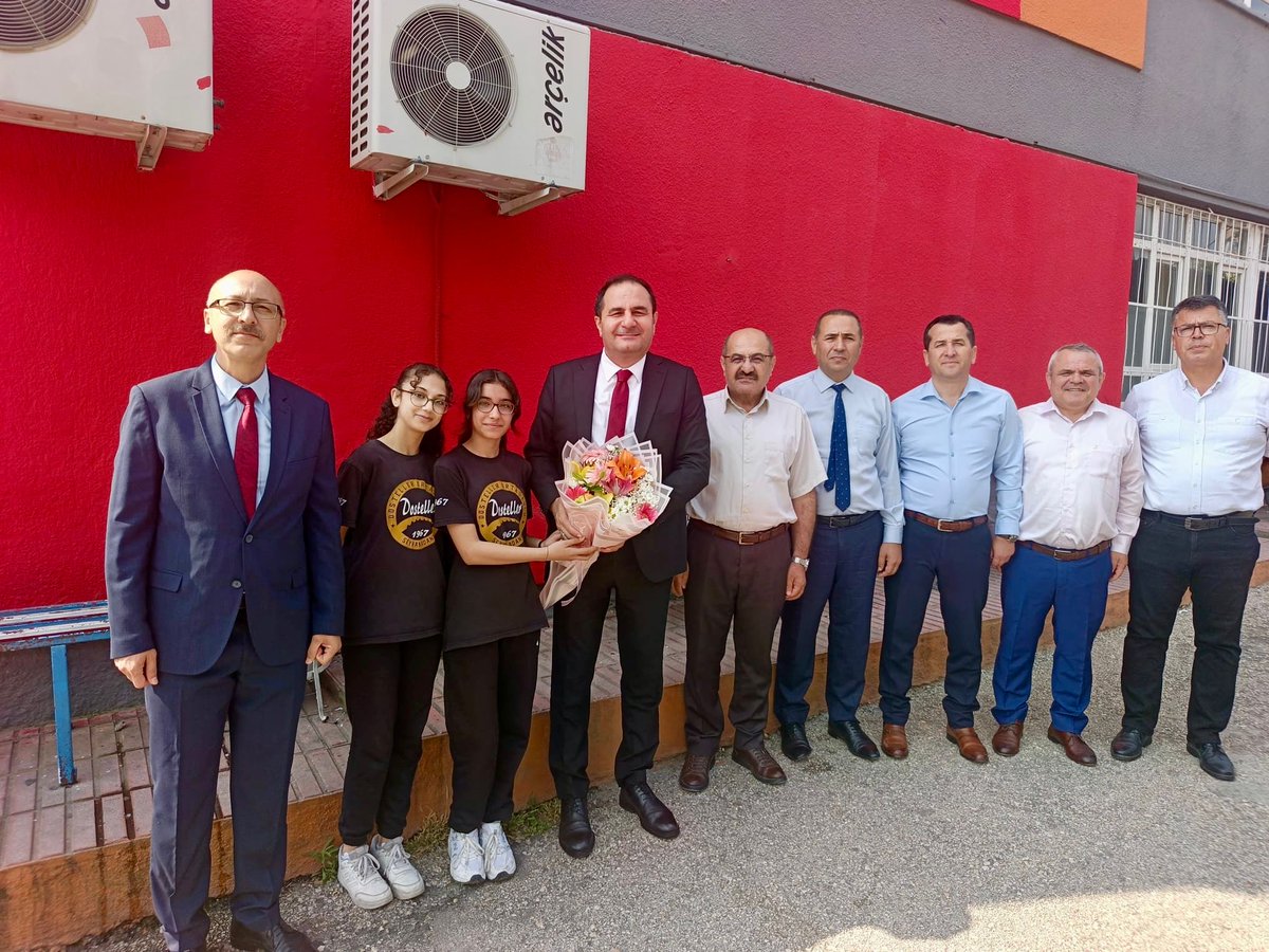 seyhanmem's tweet photo. 🇹🇷 İlçe Milli Eğitim Müdürümüz Sayın Murat Çelik Dosteller Ortaokulunda düzenlenen Görsel Sanatlar ve Teknoloji Tasarım Sergisine katılım sağladı.

🎨 Öğrencilerimizin yıl boyunca özveri, hayal gücü ve emekle hazırladığı değerli eserler yerinde incelendi. 

💫 Sergide emeği geçen okul yönetimimize, rehberlik eden değerli öğretmenlerimize ve sevgili öğrencilerimize teşekkür ederiz.

@tcmeb @AdanaMem @mnaras @mrt__celikk