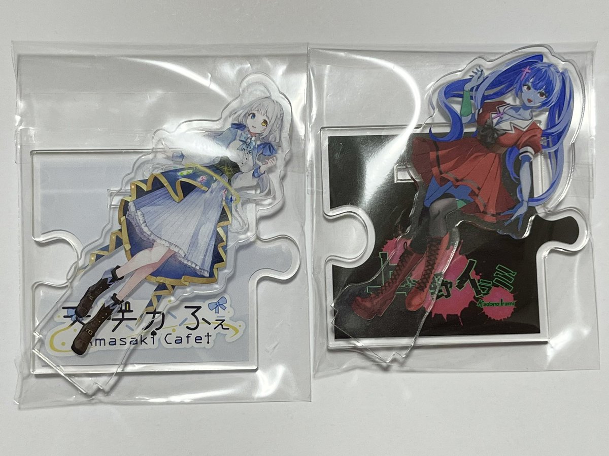 CroixRevivre's tweet photo. #ぶいしぇあ は終了しましたが
アクスタが当たった方やクッション購入した方のグッズが続々届いているようです…！

アクスタやクッションが届いてXに写真を載せる際は
♠️：#かふぇのひととき
♥️：#ガサツおっさん系グラマー腐女子ゾンビ姉貴
を付けて投稿してくださいね！ https://t.co/3nWnrK2H4C