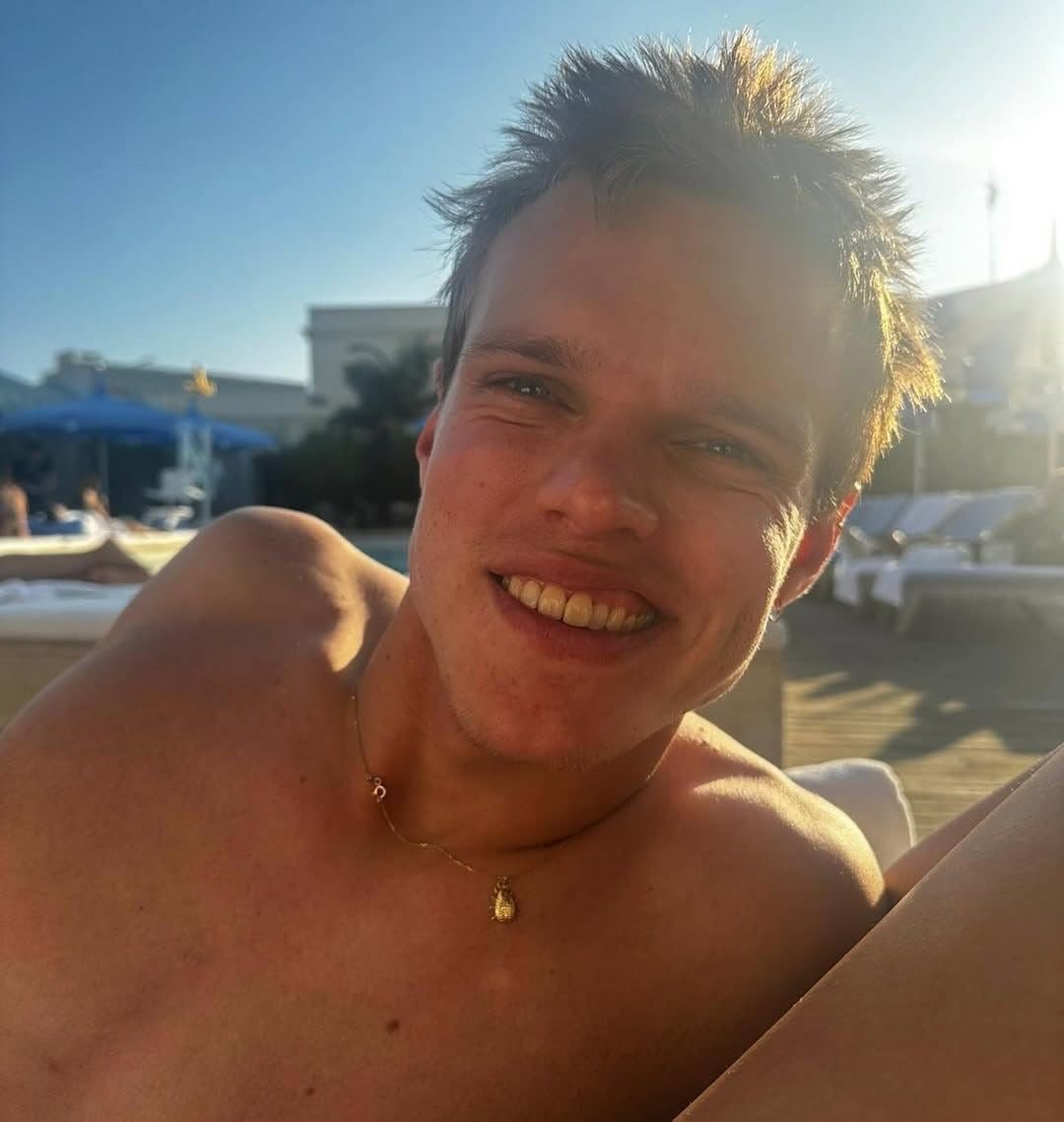 dragonsblood444's tweet photo. my fav niche : finn bennett wearing a chain 🧘‍♀️ https://t.co/eyZ44k6xWt