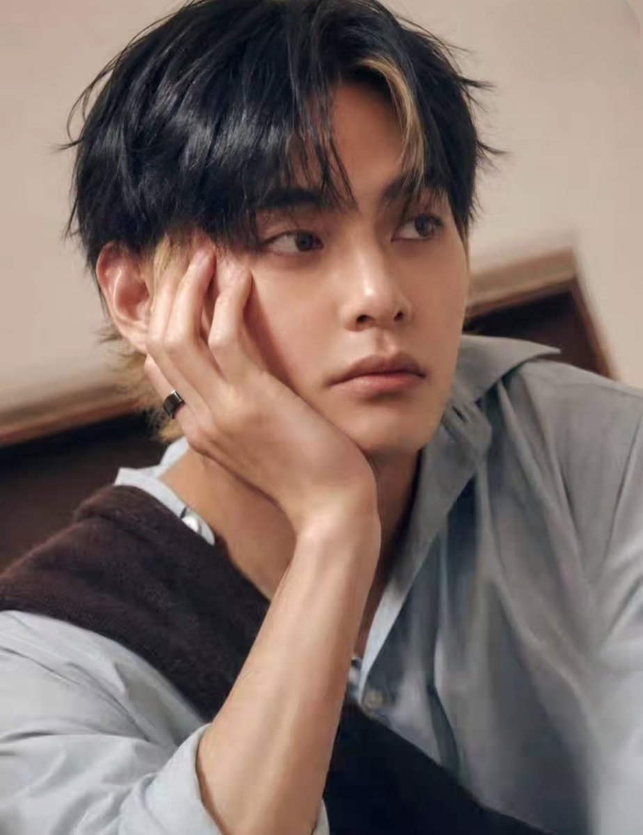 v_hotrends's tweet photo. BTS V #V, "No matter wht anyone says, u were the biggest ace in our platoon, I really enjoyed the time I spent in the military with u.I left the comment bcz I worried u may be doing bench presses while getting stressed out for no reason due to n4gative reactions. I hope it helps" https://t.co/qoe1WUWp5s