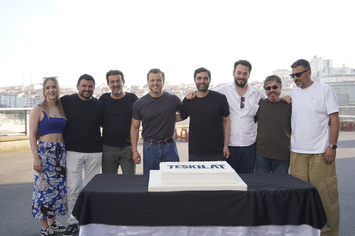 DadoSayed11's tweet photo. بعد 6 مواسمٍ من الإبداعِ وصدارةِ "الرايتينغ" بلا منازع.. نجوم وصُنّاع مسلسل #Teşkilat (المنظّمة) يطوون صفحة الموسم السادس بإحتفالٍ مميّز داخل موقع التصوير، ويُعلنون رسمياً: "الرحلة مستمرّة، والقادم أقوى!" ✨

​بأجواءٍ مليئة بالفرحِ والنجاح، إحتفل طاقم العمل بختامِ موسمٍ إستثنائي.. وعيونهم باتت شاخصة نحو الموسم السابع الذي تمّ البدء في التجهيز له رسمياً! 👁️🔥

​جهّزوا أنفسكم لجرعةٍ مضاعفة من الغموض، الذكاء، والدراما الإستخباراتيّة الرفيعة. أبطال المنظّمة يعودون برؤيةٍ جديدة وحصرياً على شاشةِ TRT 1📺.

شاركونا في التعليقات: ما هي توقّعاتكم للخططِ القادمة؟ ومَن هو النجم الذي تتمنّون رؤيته في الموسمِ الجديد؟ 👇🏻