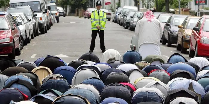 Patrick67117's tweet photo. @la_france_sur_x Mais les prières musulmanes dans les rues sont elles, autorisées ! https://t.co/iSGxwEkkF7
