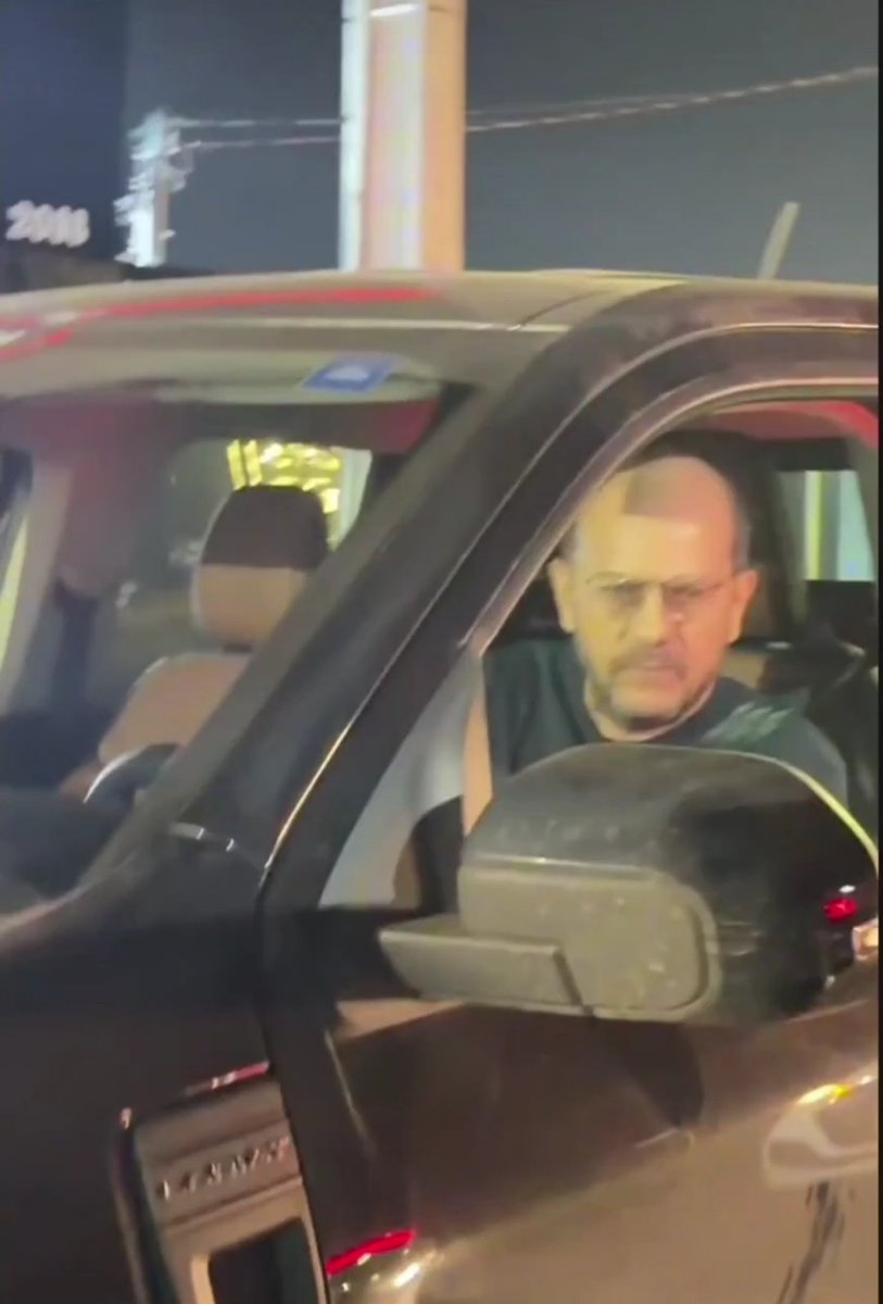 RaffoJanio's tweet photo. @94tome14 @FlavioBolsonaro Esse é o perseguidor e agressor de mulheres. Tem loja da Kopenhagen em um shopping de Rondonópolis MT. @PMMT_oficial . Vamos boicotar esse lixo, a loja e deixar esse carniça famoso... Homens de Rondonópolis, cuidem de suas Mulheres. Esse é um agressor covarde... 👇😎 https://t.co/VBdaA4fNq0