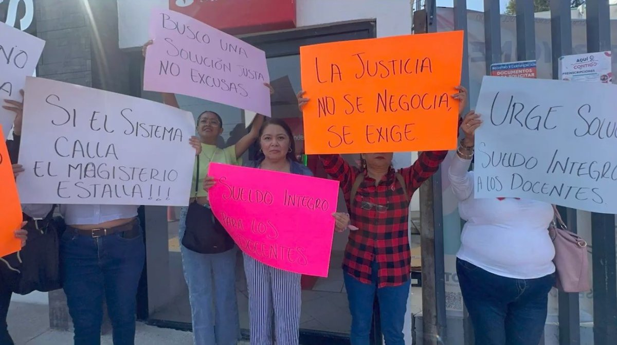 PresenciaUni's tweet photo. El #Fraude a 300 profesores de #Querétaro por casi $500 millones de pesos | #ASaltoDePágina 🗒️

Se les hizo creer que podrían recibir apoyos a fondo perdido; en cambio, se les otorgaron deudas por cientos de miles de pesos, comenta Agustín Escobar

➡ https://t.co/2kzEZvLqqa https://t.co/RkVu4dB3fT
