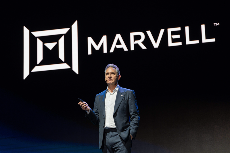 Ynvest_fr's tweet photo. 🎤 Avant-hier, au Computex, Jensen Huang monte sur scène à côté du PDG de Marvell et lâche devant des milliers de personnes : « Voici la prochaine entreprise à 1000 milliards de dollars. » Le titre s'est envolé dans la foulée.

Marvell, j'en parlais déjà en février, quand je l'ai poussée dans le portefeuille de créateurs de @TohdFi. Depuis, $MRVL affiche +296%. 📈

Tout le monde fixe Nvidia et les GPU, parce que c'est ce qui se voit. Sauf que le vrai goulot d'étranglement de l'IA est en train de bouger. Une fois que t'as la puissance de calcul, il faut faire dialoguer des dizaines de milliers de puces entre elles, et le cuivre touche sa limite physique. La prochaine bataille, c'est la connexion. L'optique. 🔌
Et Marvell est posé pile à cet endroit. Un duopole quasi invisible avec Broadcom sur les puces sur mesure du cloud, et un pari massif sur l'optique avec le rachat de Celestial AI à 3,25 milliards. Le fournisseur de l'ombre 🕶️. La taxe invisible sur chaque data center qui sort de terre.

On avance de quelques mois. La keynote de Marvell au Computex s'intitulait « le futur de l'IA dépend de la connectivité ». Mot pour mot la thèse. La lecture que je posais en février est devenue le discours officiel de l'industrie. 🎯

Soyons clairs, Marvell c'est une entreprise parmi d'autres, et pour quelqu'un qui connaît le secteur, ce n'est pas un coup de maître. Mais ça montre une chose simple : une analyse sérieuse finit souvent par avoir raison. Et ça en dit long sur l'époque, où on s'emballe sur la hype avant même d'avoir fait le travail. Moi je préfère l'ordre inverse.

⚠️ Rien ici n'est un conseil, les performances passées ne préjugent pas du futur, et Marvell garde de vrais risques, à commencer par sa dépendance à quelques gros clients. Une thèse juste, ça reste une thèse.
