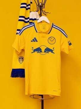 LeedsARG_'s tweet photo. Las últimas camisetas away del Leeds son un delirio absoluto. Todas con un toque retro, ya sea el escudo o el diseño.

Lo de Adidas es para sacarse el sombrero 🎩 https://t.co/GP0qDCCA9z