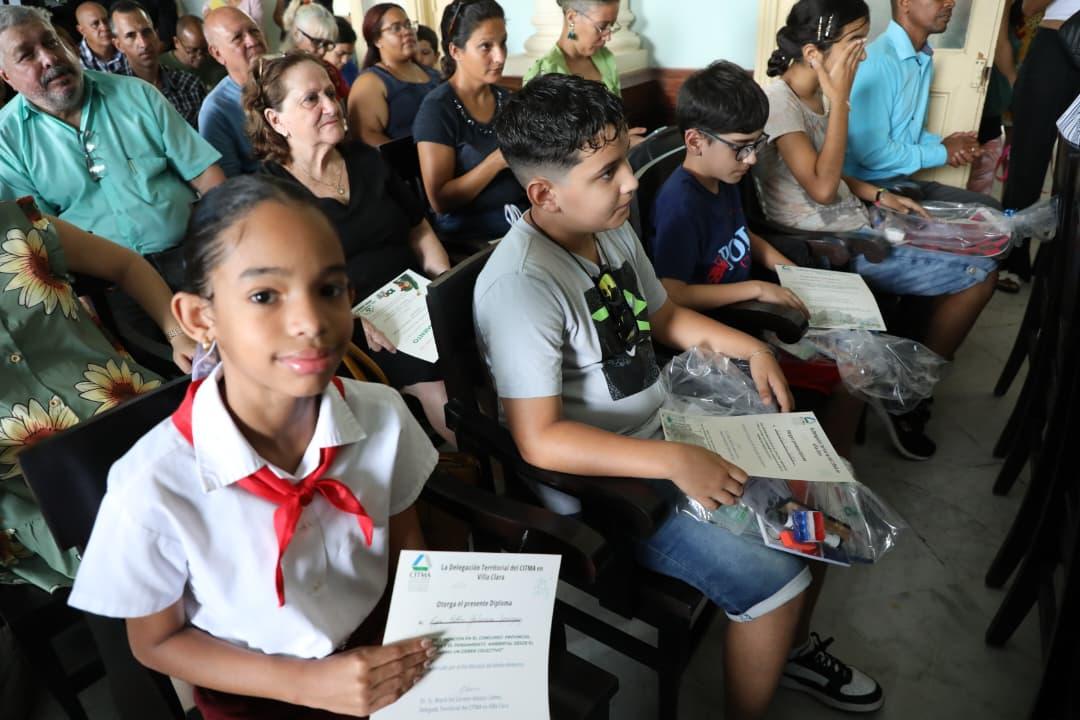 CITMAVCL's tweet photo. La premiación del concurso provincial "Por la Patria y el pensamiento ambiental desde el barrio un deber colectivo", se efectuó por parte de la delegada del @citmavcl al cierre de la celebración, porque son los jóvenes el relevo necesario en el cuidado del #medioambiente. https://t.co/IstJdX9bVt