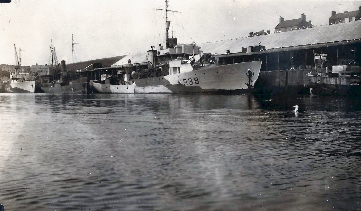 CdrEricson's tweet photo. Flower (rev.) class corvette HMCS Lindsay (K 338): Launched at Midland Shipyards Ltd. Midland. Ontario 04.06.43.

Alongside the fish jetty in Milford Haven on 06.08.44. Note the damaged bow from a collision with a trawler off Ireland on 20.05.44. https://t.co/1M95shkwCQ