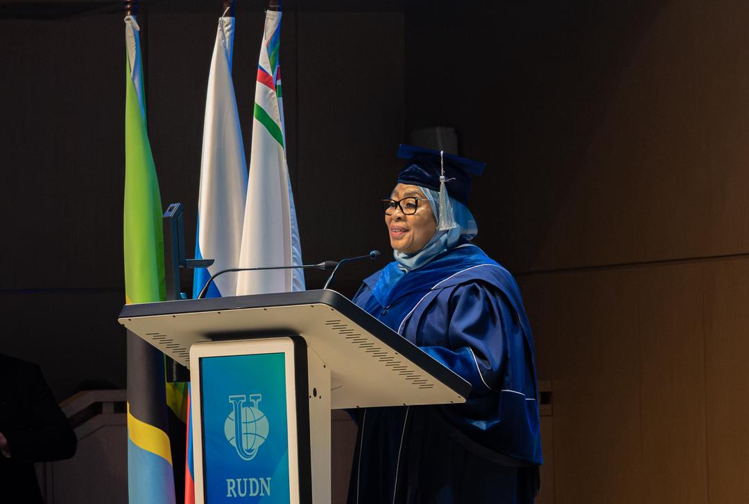 thesourcetz's tweet photo. Rais wa Jamhuri ya Muungano wa Tanzania Mhe. Dkt. Samia Suluhu Hassan akihutubia viongozi wa Chuo Kikuu cha Urafiki wa Watu wa Urusi- (RUDN University), Wanafunzi wa Chuo hicho, wageni mbalimbali baada ya kutunukiwa Shahada ya Udaktari wa Heshima (Honoris Causa). https://t.co/kbIFAhpmku