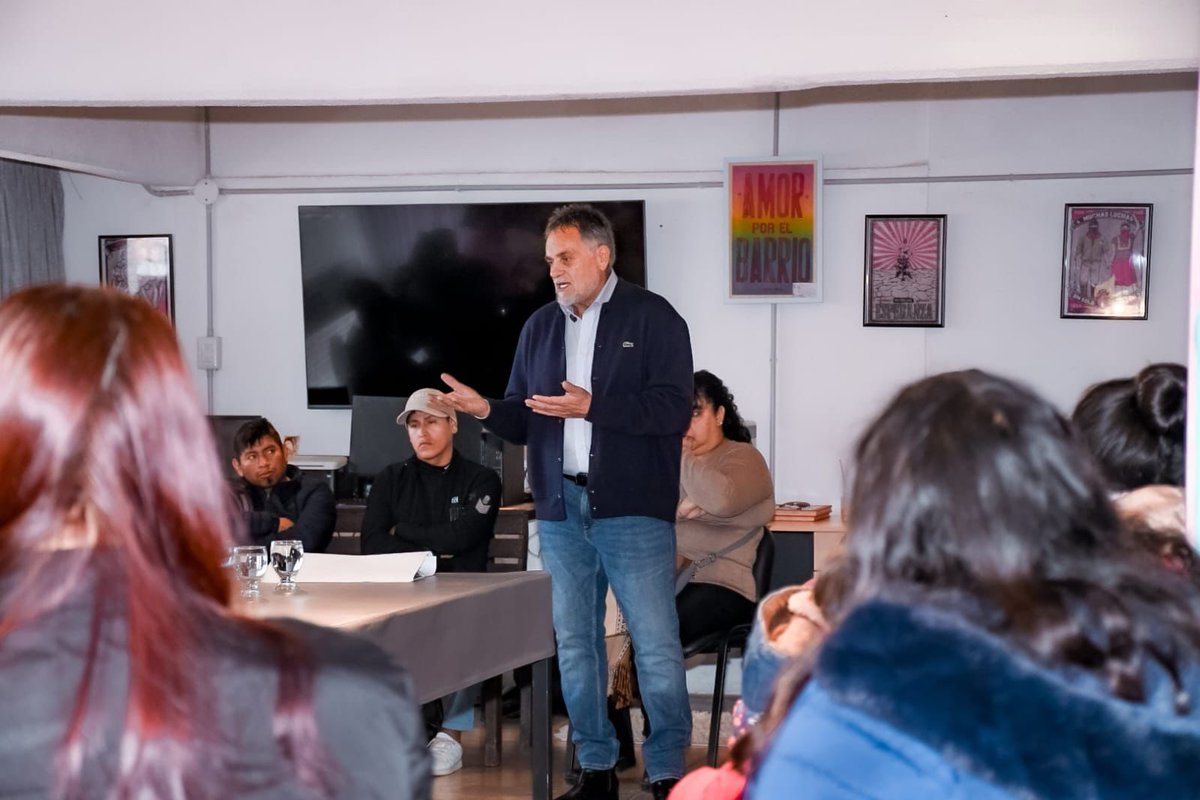 ArielPuy's tweet photo. Nos reunimos con vecinos del barrio Bianchi Limanchi para avanzar en una solución concreta a la problemática que atraviesa la comunidad. Los estudios topográficos realizados evidencian la existencia de riesgo aluvional, por lo que asumimos el compromiso de trabajar de manera interdisciplinaria, articulando todas las herramientas del Estado para brindar la mejor respuesta posible.

Los asentamientos ubicados en la periferia de la Capital representan un desafío que requiere la presencia activa del Estado. Garantizar un hábitat adecuado es fundamental para mejorar la calidad de vida de las familias, y el acceso seguro al agua forma parte esencial de ese objetivo.

Creemos en un Estado que no mira hacia otro lado frente a las dificultades de su gente, sino que trabaja para transformar cada necesidad en desarrollo y bienestar.

@QuintelaRicardo gobernador
