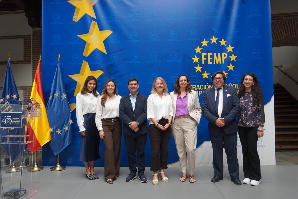 fempcomunica's tweet photo. 🤝 La Fundación @FinnovaEU se ha reunido con la #FEMP para compartir los resultados de la I Cumbre Glocal de #EconomíaCircular celebrada en Ibagué (Colombia) y presentar la nueva Red Iberoamericana de Autoridades Locales por la Economía Circular, impulsada con el apoyo de la @ocdeenespanol.

🌍♻️ El encuentro, en que ha estado el director general de la Cumbre, @Miltonrestrepo,  ha permitido avanzar en nuevas oportunidades de colaboración en economía circular, innovación territorial y #cooperacióninternacional, fortaleciendo el compromiso con un desarrollo más sostenible para nuestros territorios. 

#EconomíaCircular #Finnova #FEMP #InnovaciónTerritorial #CooperaciónInternacional #Sostenibilidad #Iberoamérica