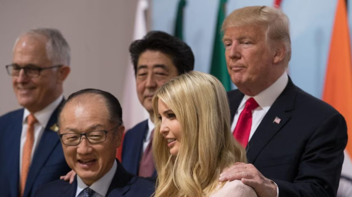 TanzaniaAnalyst's tweet photo. Pichani ni  Trump na Binti yake Ivanka huko Osaka Japan na picha ya pili ni Ruto, mkewe na binti zake watatu huko USA, Marais wote wakiwa kwenye kazi zao Kitaifa. Ila Maria anashangaa Abdul kusafiri na Mama yake kwenda Urusi. Ugumba unamsumbua huyu Malaya wa Tarime. https://t.co/Tc3aPDV8Qv