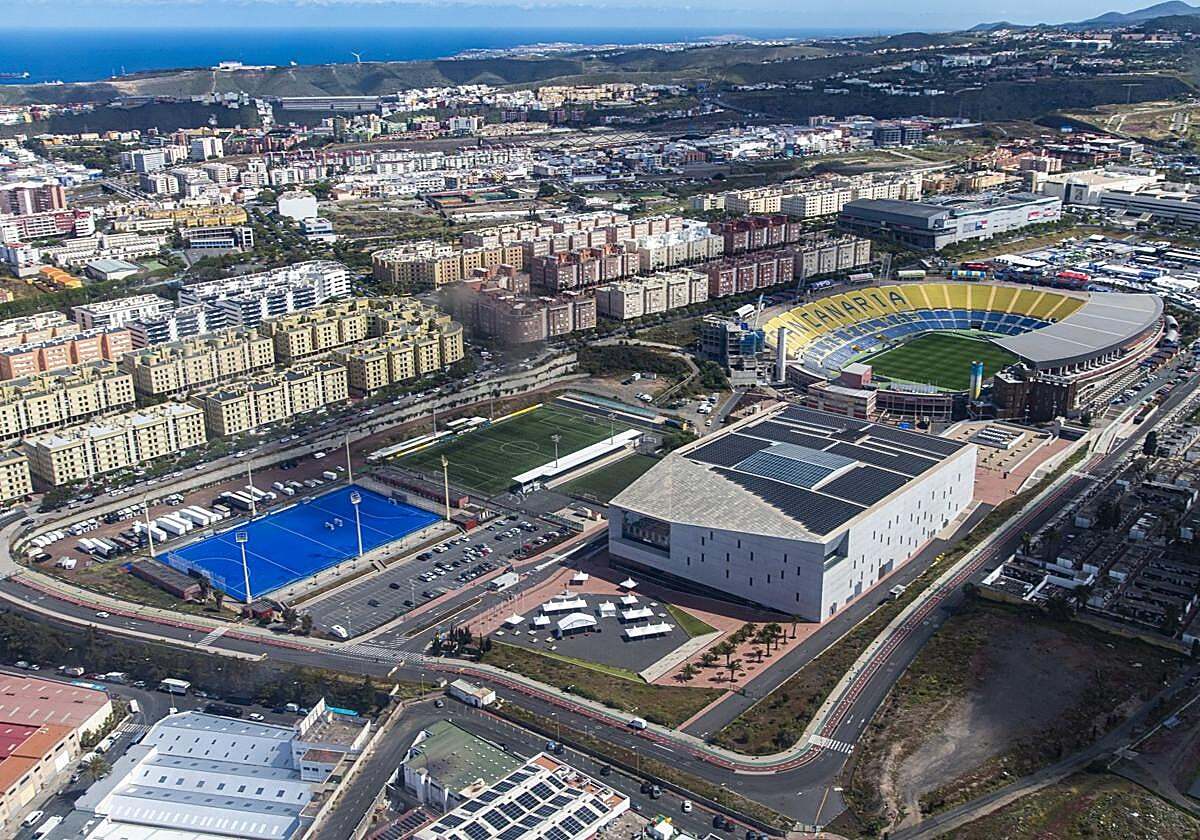 canarias7's tweet photo. Siete Palmas se cerrará el 11 desde las 9 de la mañana hasta la medianoche por la visita del papa. El acceso al barrio será por la rotonda del cementerio previa acreditación. Se han habilitado 10.000 plazas en distintos aparcamientos, como el de El Rincón
 https://t.co/2Jt9M6mcch https://t.co/eke9Dd6hDo