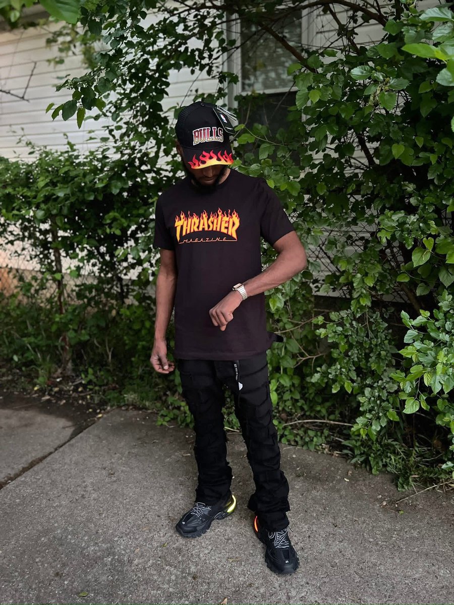 xTreJacksonx's tweet photo. She see the bull fresh, Not my fault your shorty want me to thrash her 🔥 @thrashermag @chicagobulls #thrasher #chicagobulls https://t.co/g1hebKJY6r