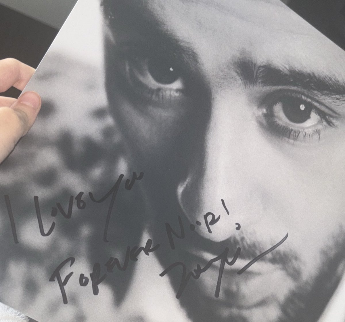 NhuggedZAYN's tweet photo. He wrote I love you forever Noor crying @inZAYN @zaynmalik https://t.co/jhkZYeMRLv