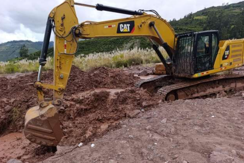 COENPeru's tweet photo. Personal de la Municipalidad Distrital de #Limatambo (Cusco) realiza la limpieza y apertura del cauce del río Ancaypfahua, que se desbordó y causó una #Inundación el 1/6, afectando la producción agrícola en el anexo Ccolparaccay, comunidad Sauceda Alta. Trabajos se ejecutan con maquinaria pesada. Asimismo, continúan con la #EDAN y coordinan con el sector Agrario y de Riego la evaluación complementaria. Al momento se reportan afectaciones en 10 ha de cultivo.