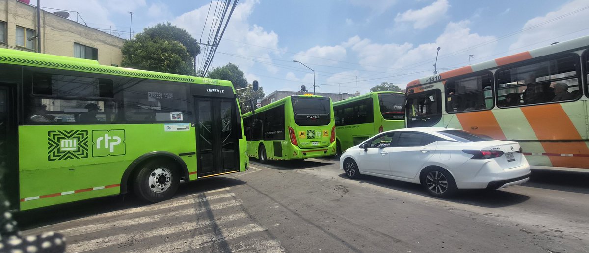 Isabisa8Isabel's tweet photo. @MetroCDMX @RTP_CiudadDeMex Los RTP van de ida por Isabel de regreso por 5 de febrero pero....isabel ha estado cerrado, miren el desmadre en la calle de ixtlixochitl https://t.co/iRRXOSAuOK