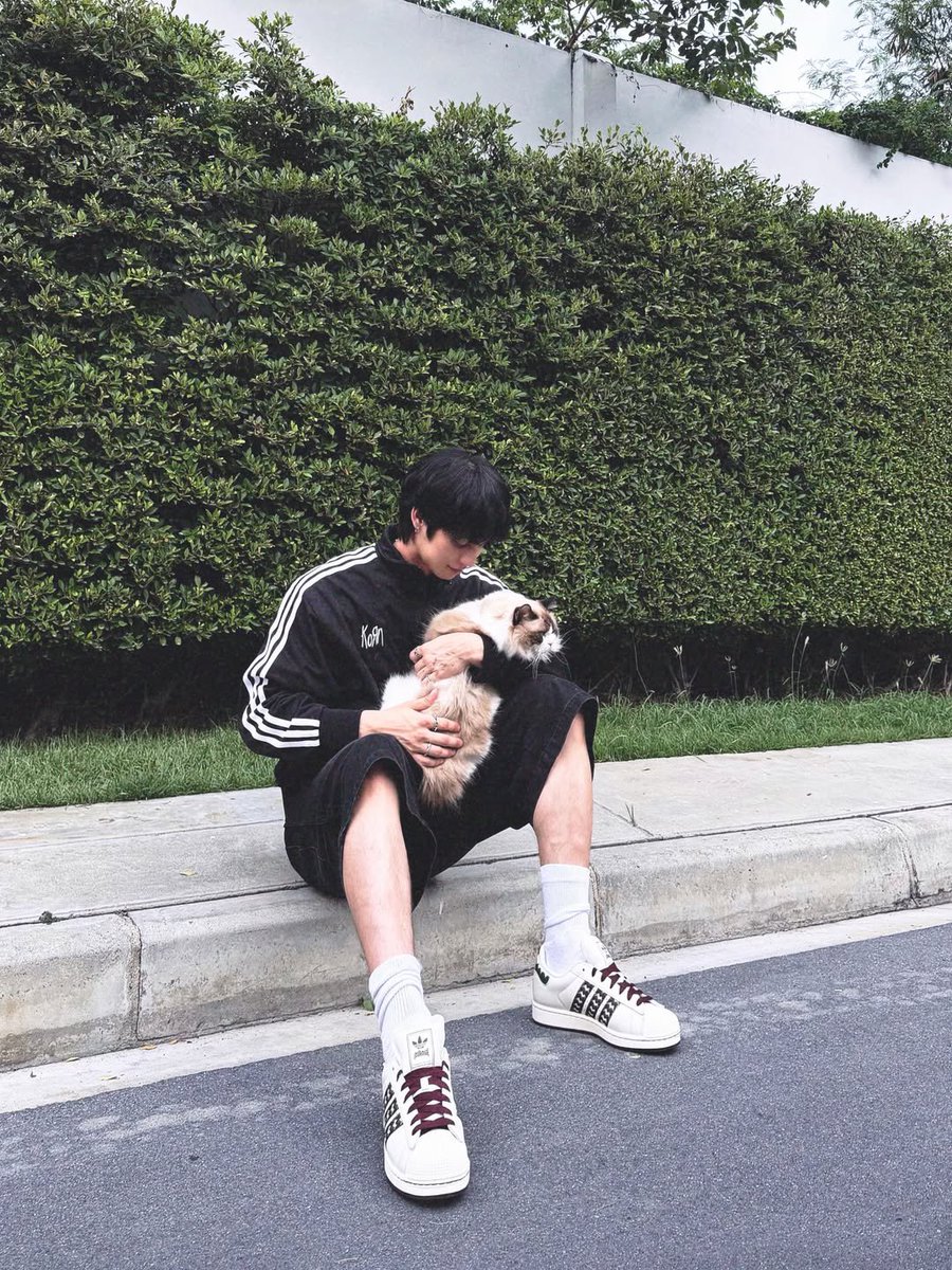 R41nb0w26's tweet photo. Bright IG

The South of Thailand.
https://t.co/YF2NvN6mSk

Bright and Ame take photos together for adidas, so cute 😺🤍

#adidas
#adidasOriginals
#adidasxBright
#bbrightvc https://t.co/D1DfW3lUte