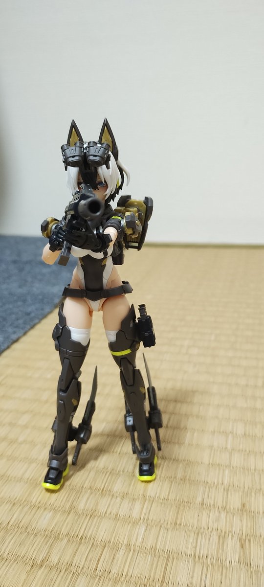 ropparian's tweet photo. コトブキヤさんのメガミデバイスの「ガルム・リッパー」ちゃんの装備にアサルトライフルがあったのでこのポーズをとらせてみたｗ
「ちょろいもんだぜ」「そのキレイな顔をフッ飛ばしてやる！！」
#コトブキヤ #メガミデバイス #ガルム・リッパー　#世界一腕の立つ殺し屋　#覇王愛人　#新條まゆ https://t.co/jEzlb61plb