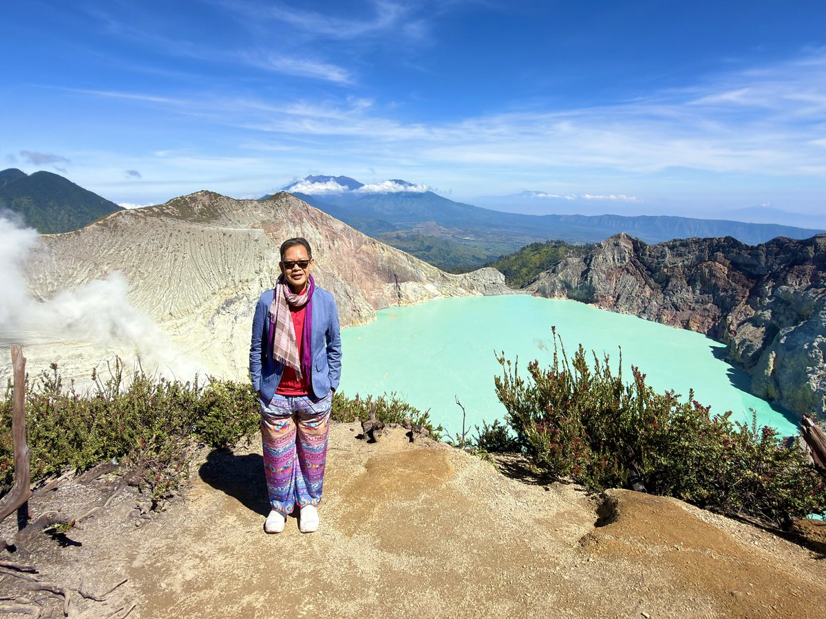 tipamart's tweet photo. Volcano Kawah Ijen, East Java, Indonesia 🇮🇩 ภูเขาไฟอีเจี้ยนงามจับตาจับใจกับทะเลสาปสีเทอร์คอยซ์ #travelers #visitindonesian #travellover #myjourney https://t.co/url3moRUy2