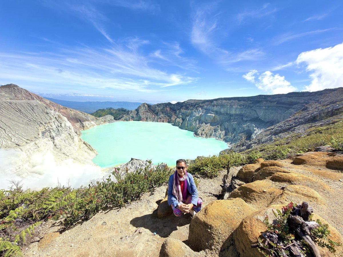 tipamart's tweet photo. Volcano Kawah Ijen, East Java, Indonesia 🇮🇩 ภูเขาไฟอีเจี้ยนงามจับตาจับใจกับทะเลสาปสีเทอร์คอยซ์ #travelers #visitindonesian #travellover #myjourney https://t.co/url3moRUy2