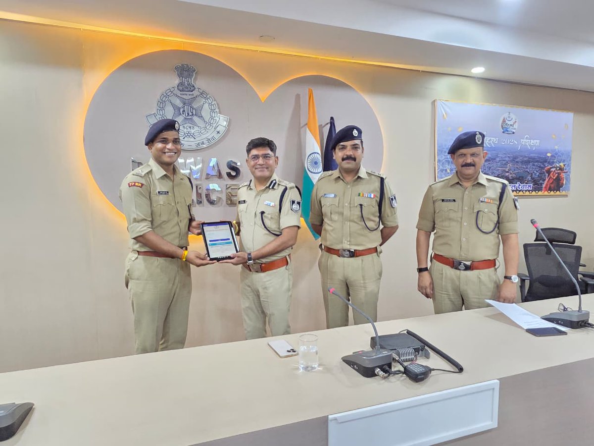 SpDewas's tweet photo. अब विवेचना होगी स्मार्ट, न्याय होगा और तेज़!

𝟑𝟕𝟒 टैबलेट्स के साथ देवास पुलिस ने बढ़ाया डिजिटल पुलिसिंग की ओर एक और कदम।

⚖️ ई-विवेचना = पारदर्शी अनुसंधान + समय पर न्याय https://t.co/8boh0larJr