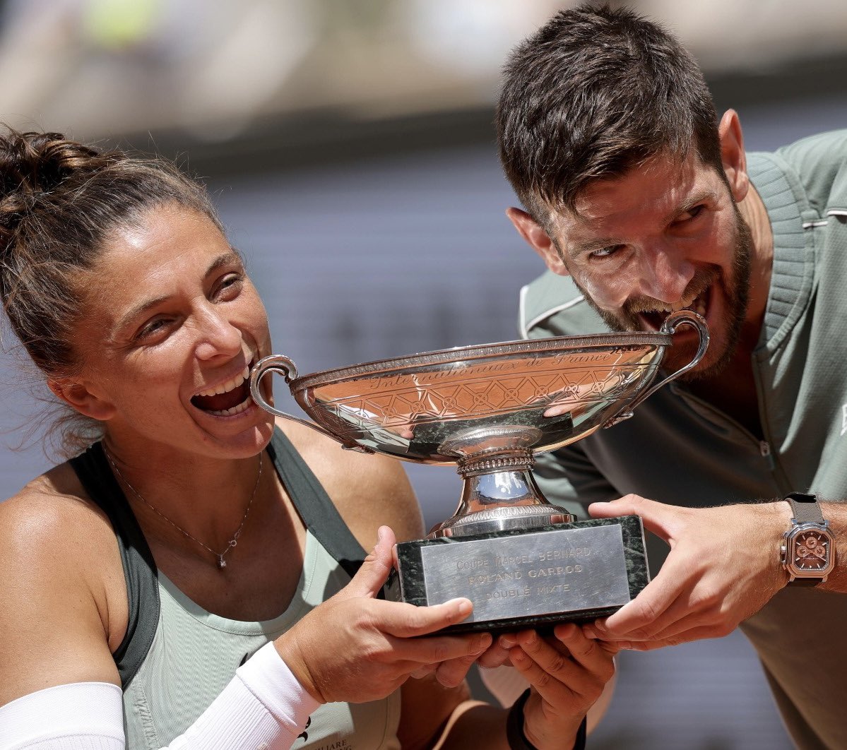 ItaliaTeam_it's tweet photo. Parigi si inchina ai campioni👑🇮🇹

Il trono del #RolandGarros è ancora loro: Sara Errani e Andrea Vavassori bissano il successo del 2025 nel doppio misto🎾

Quarto Slam in coppia: quando c'è da scrivere la storia, loro rispondono sempre presente!

 I-M-B-A-T-T-I-B-I-L-I🔥

#ItaliaTeam #Tennis  @federtennis
