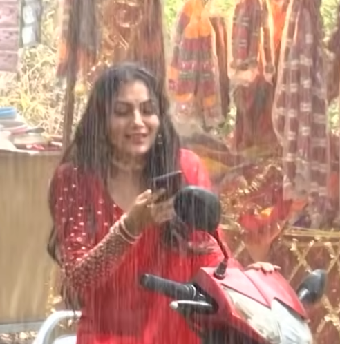 iishita20's tweet photo. Rain serves a dual purpose. Here For appu, it’s a celebration of freedom(Dancing). For rakshit, it’s a shield to hide the💔break as the raindrops mask their actual tears😭. well we've seen this kind in a DIFFERENT way KKHH - anjali 😭 [pehla pyaar adhura]. Rahul Happy for his lv. https://t.co/9lTnZCv7CI